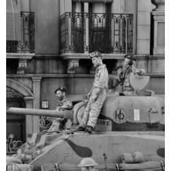 Articolo realizzato in resina (1 figurino e 2 mezze figure).