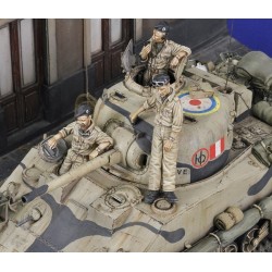 Articolo realizzato in resina (1 figurino e 2 mezze figure).