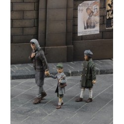 Mother with her children (1/35)