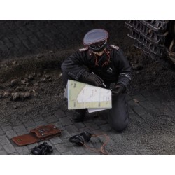 Waffen SS tank Commander with map - WWII (1/35)