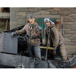 German tankers loading ammo in winter dress WWII (1/35)