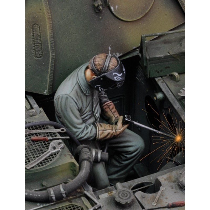 Man using electric welder - Part.1 (1/35) Man using electric welder - Part.1 (1/35)